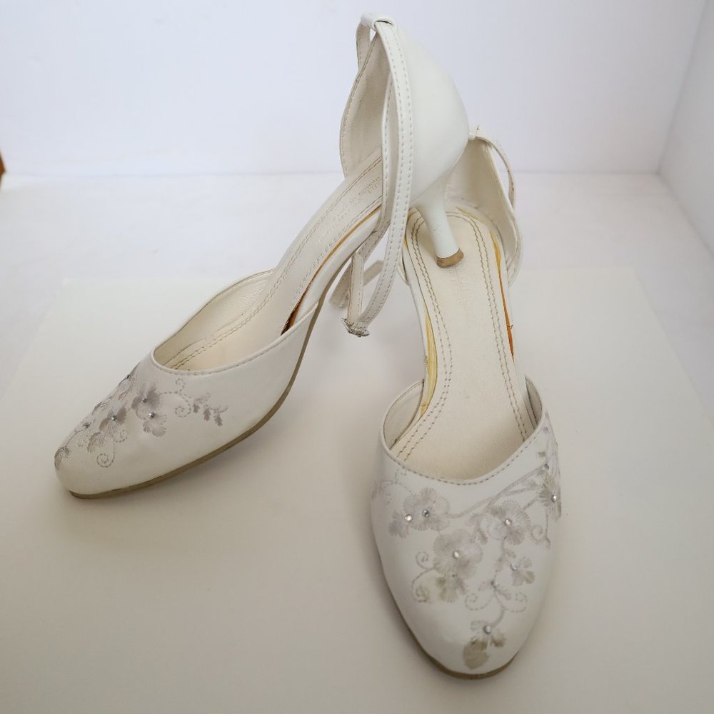 White Elegant Embroidered Ankle Strap Heels Size 7